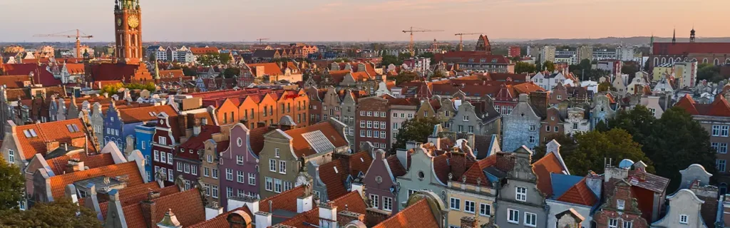 Panoramautsikt över Gdańsks historiska centrum med dess karakteristiska tegelarkitektur och vattendrag
