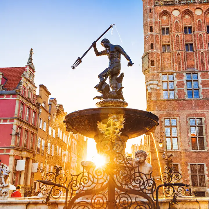 en ikoniska Neptunfontänen i Gdansk framför Artushov, vackert belyst av den sjudande eftermiddagssolen i den gamla stadsdelen.