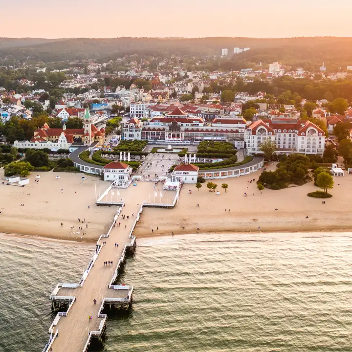 Det anrika och lyxiga Grand Hotel i Sopot som tornar upp sig vid stranden och blickar ut över Östersjön.