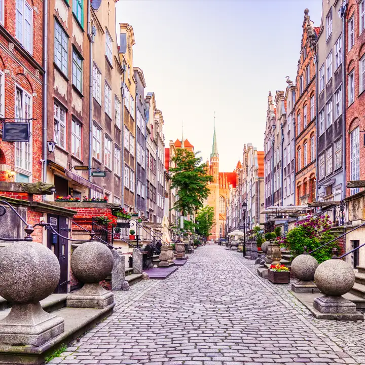 Den historiska och pittoreska Mariackagatan i Gdansk (Ulica Mariacka) med sina karaktäristiska trappavsatser, kullerstenar och Mariakyrkan som tornar upp sig i slutet av gränden.